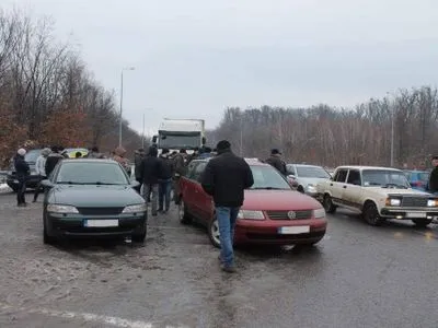 Пересічники заблокували проїзд до вантажного терміналу КПП "Ужгород"