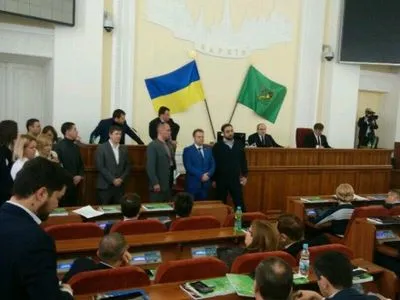 Трибуну заблокировали во время заседания горсовета в Харькове