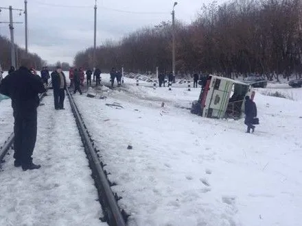 Дизель-поезд столкнулся с автобусом в Винницкой области
