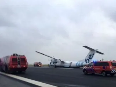 Пассажирский самолет выкатился за пределы полосы в аэропорту Амстердама