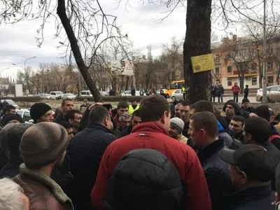 Сотня таксистів у Миколаєві перекривала рух одного з головних проспектів міста