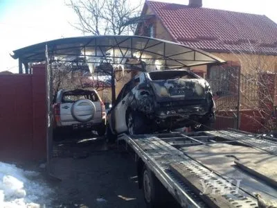 Родителям судьи в Ровно сожгли два внедорожника