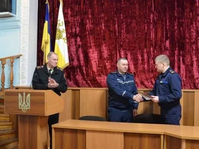 В Николаеве наградили пожарного, который спас женщину, выпавшую с балкона