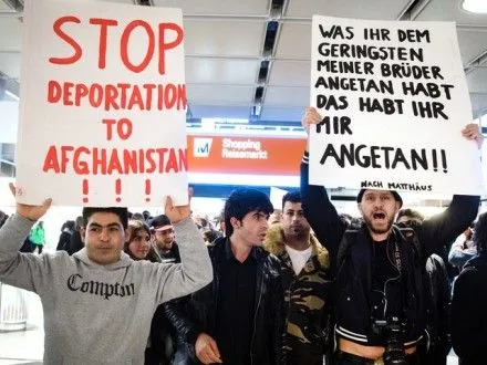 berlin-deportuvav-chergovikh-afganskikh-prokhachiv-pritulku-na-foni-protestiv