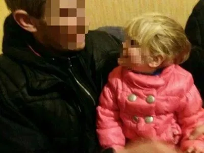 Нетрезвые родители бросили 2-летнюю девочку на улице в Кропивницком