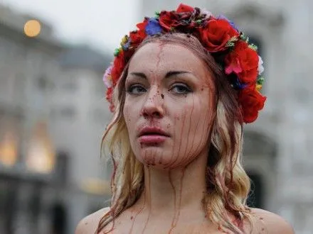 Активістка Femen спробувала зірвати виступ М.Ле Пен у Франції