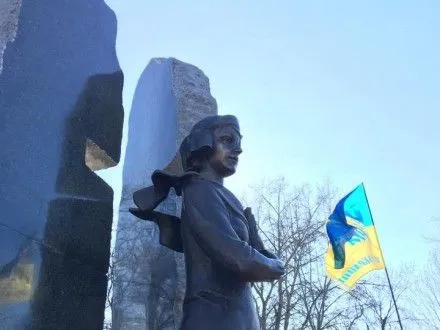 Памятник поэтессе Елене Телиге открыли в Киеве