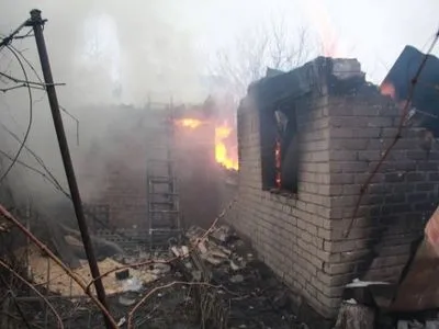 Украинские и иностранные журналисты помогали тушить пожары в Авдеевке после обстрелов - штаб