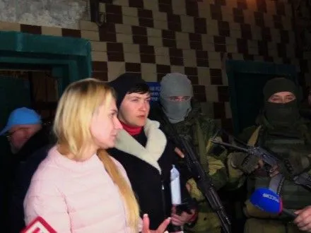 Журналист обнародовал фото и видео визита Н.Савченко к пленным