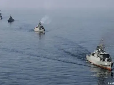 Иран начал военно-морские учения в стратегически важном проливе