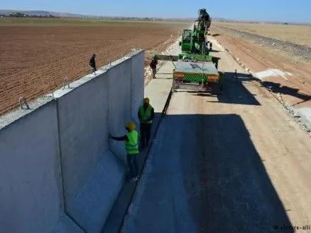 Турция отмежевалась от Сирии 290 километрами стены