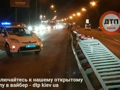 В Киеве Infiniti на высокой скорости снес десятки метров отбойника
