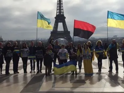 В Париже прошла акция "Крым - это Украина"