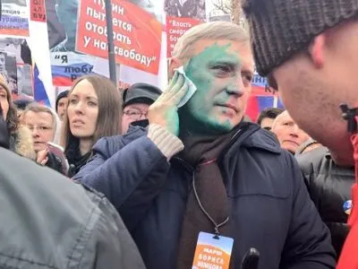 Оппозиционера М.Касьянова облили зеленкой на "Марше памяти Б.Немцова"