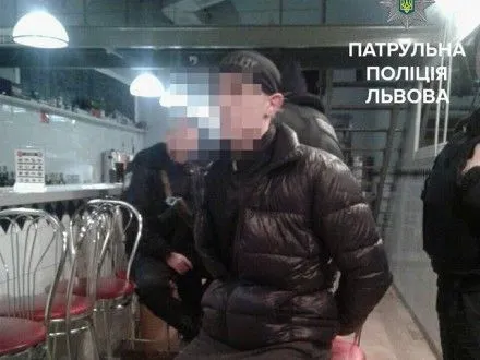 Мужчина угрожал пистолетом в львовском кафе, а потом хотел совершить самоубийство