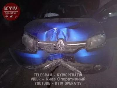 ДТП в Киеве: похититель авто врезался в дерево