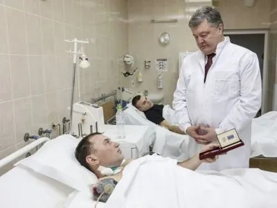 Президент в больнице им.Мечникова наградил бойцов, которые защищали Авдеевку