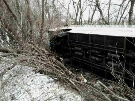 Автобус с 53 пассажирами перевернулся в Донецкой области
