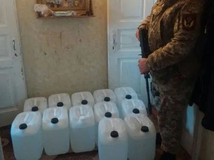 Прикордонники на Одещині викрили місце накопичення 240 літрів горілчаних напоїв