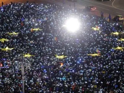 Большой флаг ЕС развернули на антиправительственных протестах в Румынии