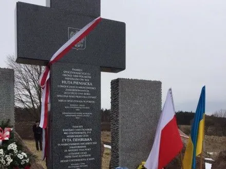 Зруйнований пам'ятник полякам на Львівщині відновили