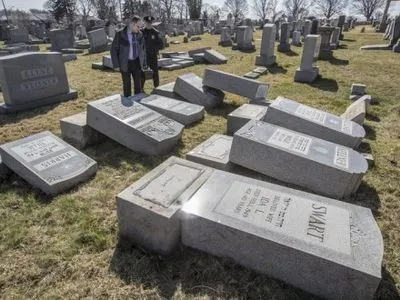 У Філадельфії вандали розбили більше 100 надгробків на єврейському кладовищі