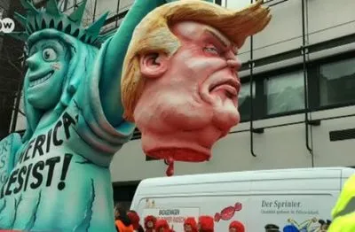 На параде в Дюссельдорфе устроили жесткую сатиру на политиков