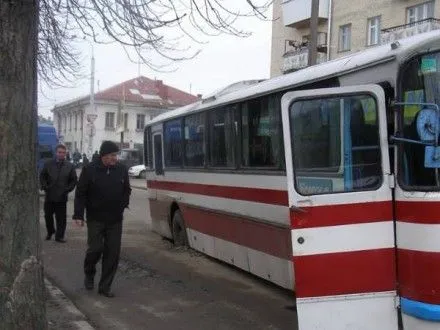 avtobus-z-ditmi-provalivsya-pid-asfalt-u-rivnomu