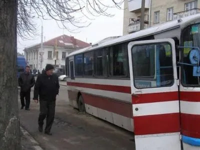 Автобус с детьми провалился под асфальт в Ровно