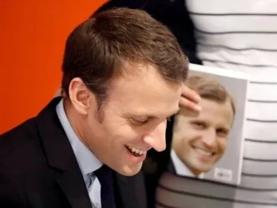 Невідомий у Парижі влучив яйцем в голову кандидата у президенти Франції