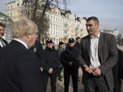Глава МИД Британии в видеообращении пригласил туристов в Киев