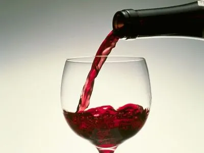 Червоне вино знижує ризик виникнення раку легенів у курців - вчені