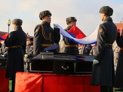 Міноборони РФ закупить 49 тисяч прапорів для накривання домовин