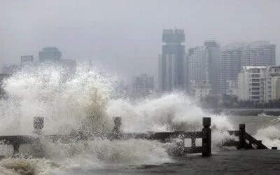 Из-за шторма на востоке Китая погибли шесть человек, не менее 20 ранены