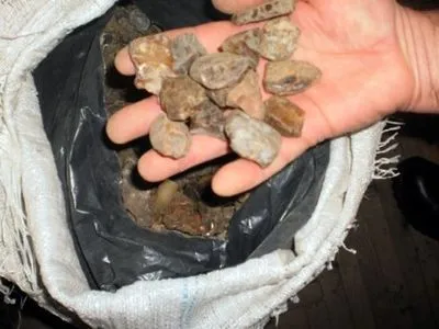 Ровенская полиция нашла в автомобиле 15 кг янтаря