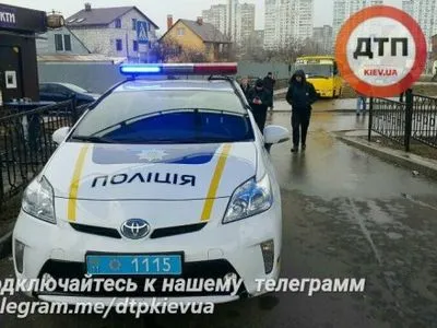 Озброєний чоловік викрав маршрутку в Києві і врізався у поліцейське авто - ЗМІ