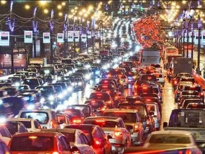 Автомобильные пробки в столице достигли девяти баллов
