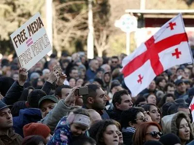 Сотні людей у Грузії влаштували мітинг на захист опозиційного телеканалу