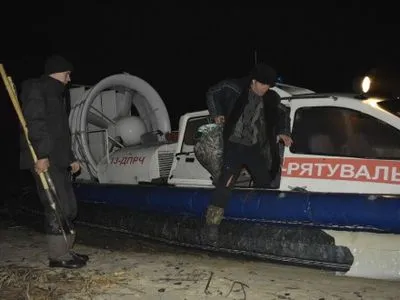 На Каховском водохранилище в Запорожской области спасли двух рыбаков