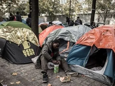 Мер французького міста Кале заборонила роздавати їжу мігрантам