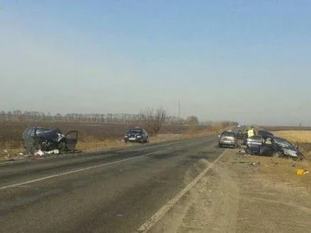 Два человека погибли, четверо ранены в результате столкновения авто в Киевской области