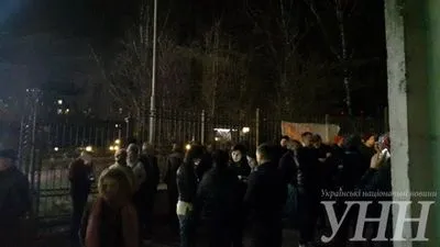 Более 200 человек собрались под зданием Соломенского райсуда