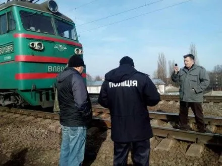 Близько ста осіб блокують рух поїздів на перегоні Вирівка-Конотоп — “Укрзалізниця”