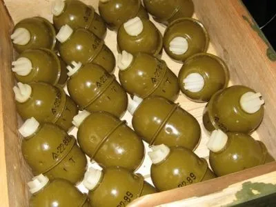 Боевики в Донбассе похитили ящик с гранатами во время разгрузки боеприпасов