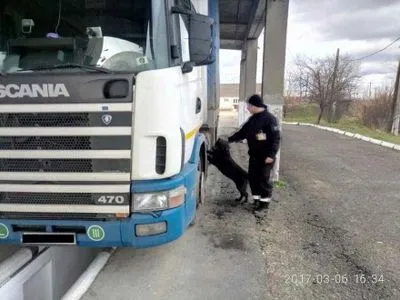 Гражданин Румынии из-за контрабанды сигарет потерял грузовик