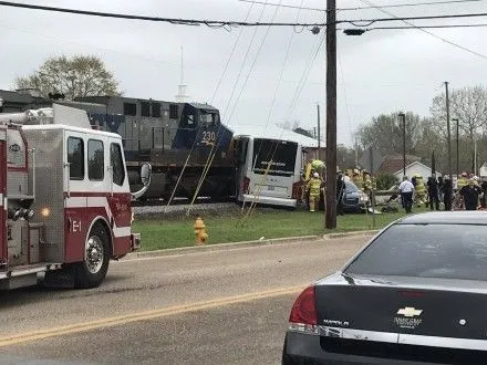 У США потяг протаранив автобус із 50 пасажирами: є загиблі