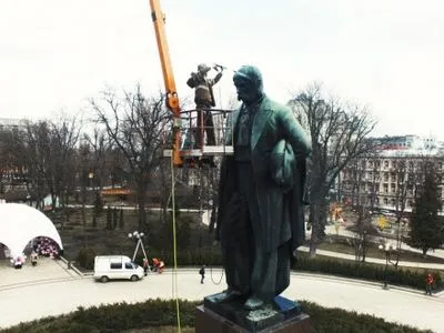 Памятник Т.Шевченко помыли в Киеве - аэросъемка