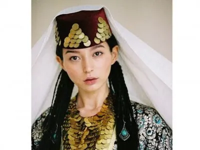Фото кримськотатарських моделей у національному вбранні опублікували у Vogue