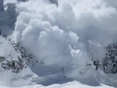Мощная лавина во французских Альпах накрыла лыжников
