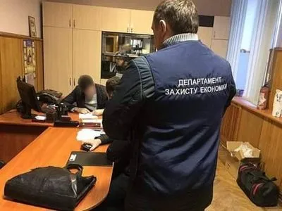 Поліцейський на Житомирщині просив за водійські права лісоматеріали